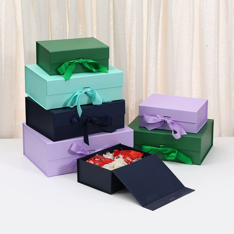 Custom fold-flat magnetic gift boxes